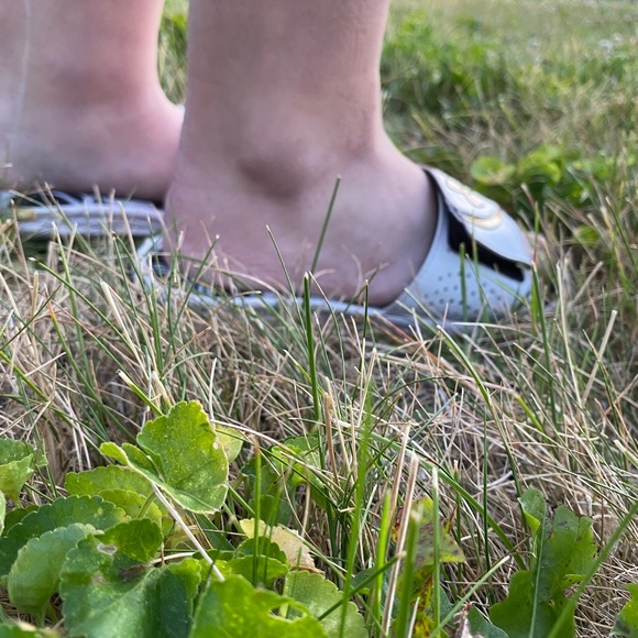 Size 4 Youth Under Armour sandals - Picture 4 of 5